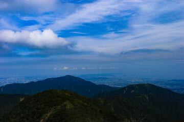 丹沢　塔ノ岳山頂から大山越しに湘南を望む