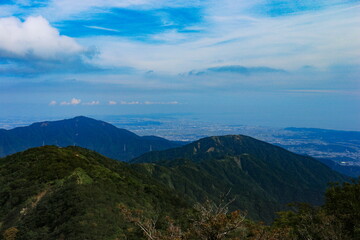 丹沢　塔ノ岳山頂から大山越しに湘南を望む