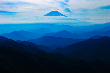 丹沢　塔ノ岳山頂から霊峰富士を望む　神奈川県