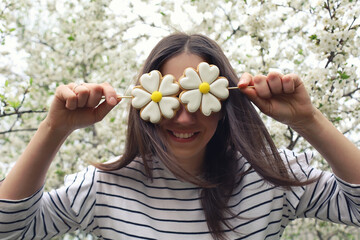 Girl make fun with gingerbread daisy flowers