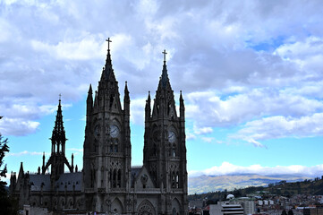 Fototapeta na wymiar La basilica en el centro de Quito