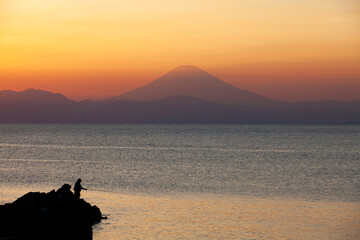 三浦半島の城ヶ崎から見た夕暮れ時の海と富士山
