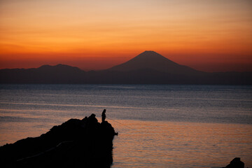 三浦半島の城ヶ崎から見た夕暮れ時の海と富士山