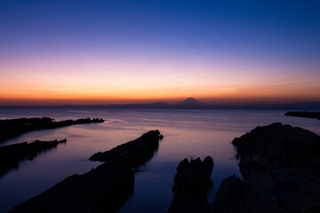 Fototapeta premium 三浦半島の城ヶ崎から見た夕暮れ時の海と富士山