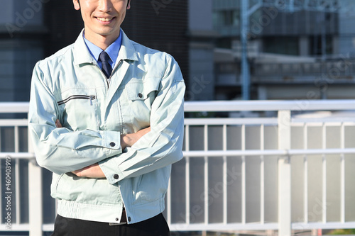 腕組みをする作業服を着た若い男性 Architect Wall Mural Archite Koumaru
