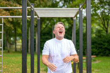 Obraz premium Senior man yelling in pain after injuring himself