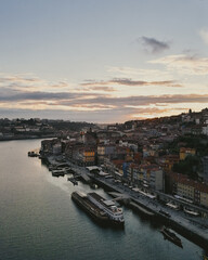 Naklejka premium Margem do rio Douro na cidade do Porto em Portugal ao anoitecer