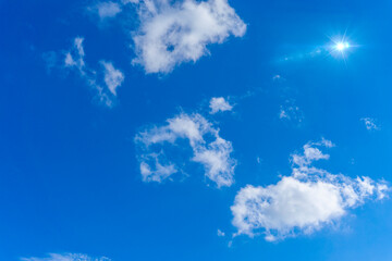 Obraz premium 青空と雲と太陽フレアの背景素材_l_09
