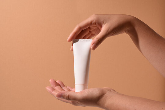 スキンケアボトルを持つ手