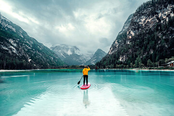 Frau mit stand up paddle am Bergsee