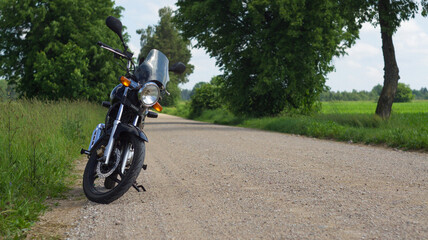 Obraz na płótnie Canvas Motocykl Yamaha Ybr 125 na polnej drodze