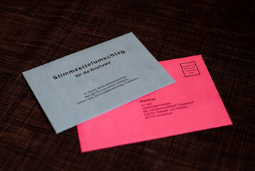 09.09.2021, Stimmzettel und Briefwahlunterlagen zur Bundestagswahl. Blauer Stimmzettelumschlag und roter Wahlbriefumschlag.