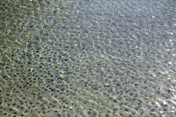 川のせせらぎ。穏やかな流れと小さな波打ち