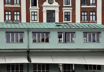 Mintgrünes Gebäude vor einem Altbau in Kopenhagen