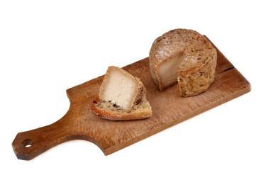 Fromage de brebis Corse sur une planche à découper avec un morceau de pain en gros plan sur fond...