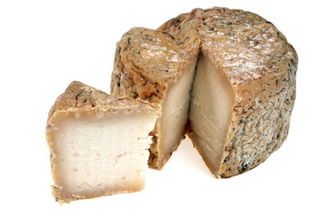 Fromage de brebis Corse entamé en gros plan sur fond blanc