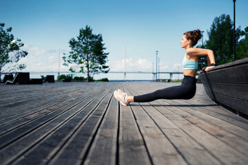 Cardio training for weight loss. Comfortable clothes for women. Does sports in the city. A professional trainer does warm-up exercises before training. The athlete leads a healthy lifestyle.