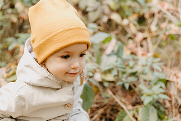 girl dressed in stylish autumn clothes posing for a photo on a walk in the park