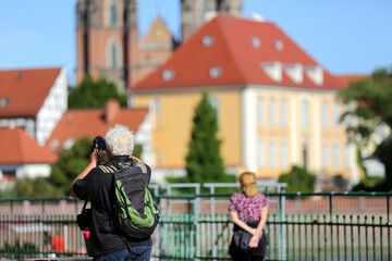 Fotograf robi zdjęcia architektury i kraiobrazu we Wrocławiu.