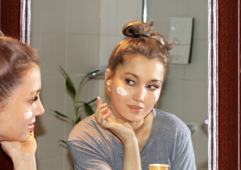 Fototapeta premium Applying the cream..Magic anti-aging cream.