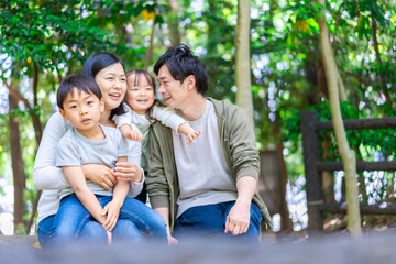 森で自然観察をするファミリー