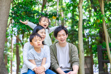 Fototapeta premium 森で自然観察をするファミリー