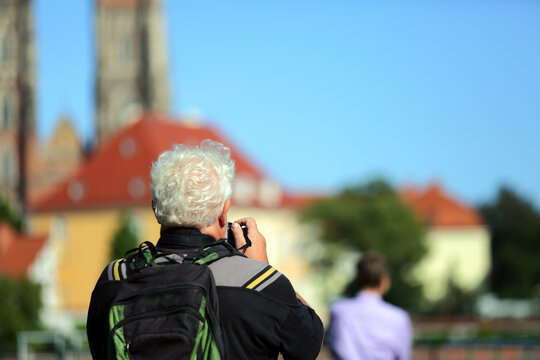 Fotograf robi zdjęcia architektury i kraiobrazu we Wrocławiu.