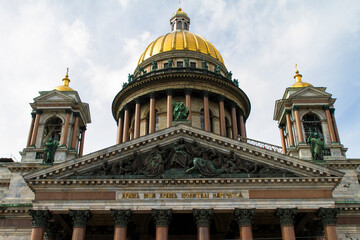 Fototapeta na wymiar Catedral de San Isaac en la ciudad de San Petersburgo o Saint Petersburg, en el pais de Rusia o Russia