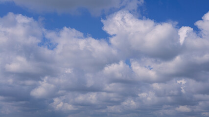 Obraz premium Cumulus clouds with blue sky on a sunny day of summer. Beautiful cloudscape