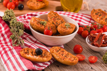 Toasted bread with tomato and oregano.