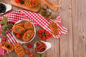 Toasted bread with tomato and oregano.