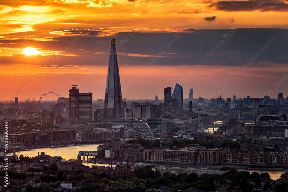 Canvas Prints Elevated sunset view to the urban skyline of London with all major tourist attractions along the Thames river