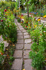 Obraz premium 시골집 진입로의 꽃밭풍경