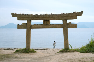 Torii gate in Naoshima Island, Kagawa, Japan　香川県・直島の鳥居と観光客