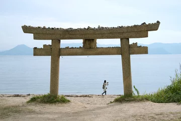 Zelfklevend Fotobehang Torii gate in Naoshima Island, Kagawa, Japan　香川県・直島の鳥居と観光客 © wooooooojpn