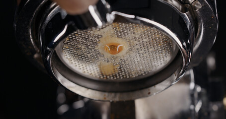 espresso extraction with bottomless portafilter
