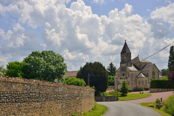 Entrée à Ligueux par l'église (24460 Sorges et Ligueux en Périgord) sur la D68, département de la Dordogne en région Nouvelle-Aquitaine, France