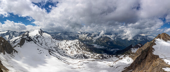 Fototapeta na wymiar Die österreichischen Alpen