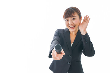 インタビュー・司会・プレゼンをするビジネスウーマン