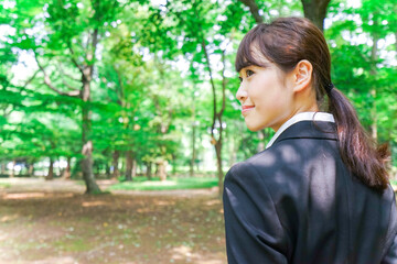 スーツを着て笑うビジネスウーマン