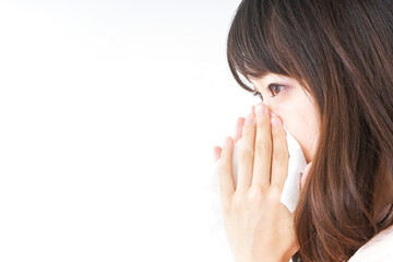 鼻をかむ若い女性