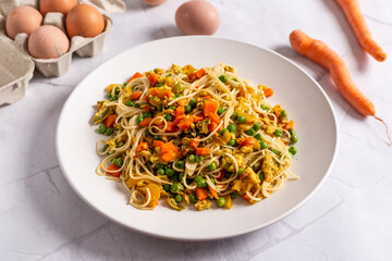 Rice noodles with eggs and vegetables.