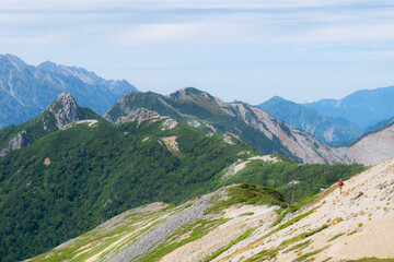 山並みと登山者