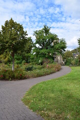 gebogeneerr Weg durch den Park in Braubach