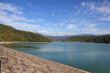 湖と流れるような雲