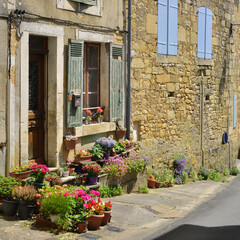Fototapeta na wymiar Carré Rue d'Isly fleurie à Excideuil (24160) en Périgord, département de la Dordogne en région Nouvelle-Aquitaine, France