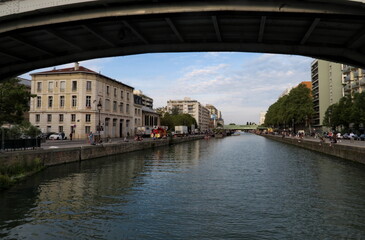 Fototapeta na wymiar Vue du canal de l'Ourcq depuis le pont levant de Crimée. Paris.