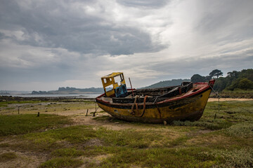 Vieux bateau chalutier échoué abandonné sur la plage, tout rouillé