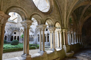 Cloître de l'abbaye de Fontfroide, France