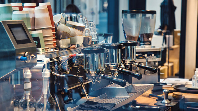 Der Barista macht an der Kaffebar den guten Kaffee